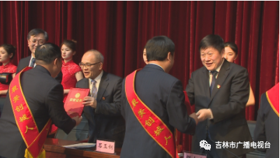 省市领导为受表彰的“最美创城人”代表颁奖