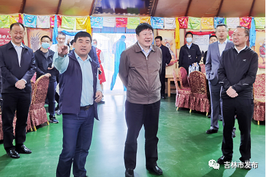 图为吉林市委书记贺志亮(中)在吉林市意禾田家庭生态农场调研。