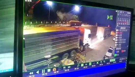 逆行“闯关”的大货车。