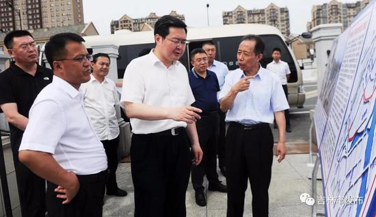 吉林市市长王路(中)在温德河新城大桥段,检查防汛工作情况。