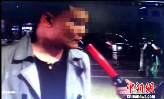 民警对乔某进行酒精测试(视频截图) 梁政 摄