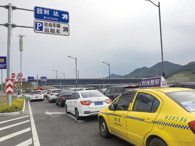 重庆西站停车场入口处,出租车和接送站的社会车辆排起长队。