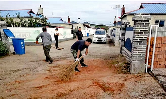 姜蕾在清理街路卫生。