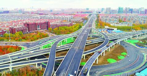 　　2018年10月，东部快速路生态大街段通车，实现东部快速路与南部快速路、南四环路的交通转换，使城市快速路体系进一步完善。 张扬 摄