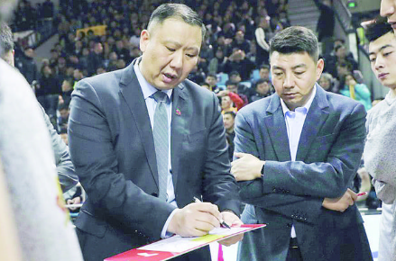 暂停时间王晗（左）和教练组成员聂金强为队员讲解战术。 李木子 摄