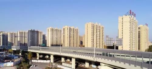 新安装的半透明玻璃窗式声屏障(亚泰大街大经路交会)