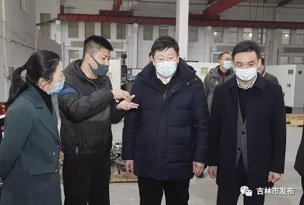 吉林市委书记贺志亮（右二）在吉林省维尔特隧道装备有限公司了解企业生产情况。