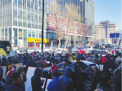长春市人才市场上人头攒动,供需两旺。