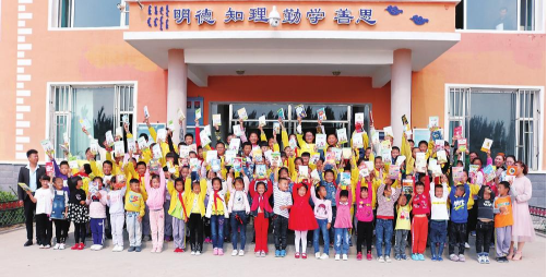 通榆县鸿兴镇鸿兴小学有70多个孩子加入了“读书会”。(资料图片)