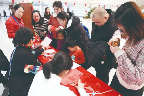 家长和孩子共同体验剪纸的传统文化魅力。（图片由吉林省图书馆提供）