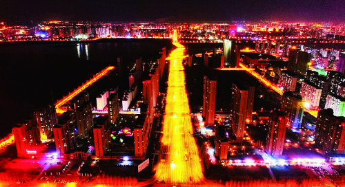 25日,全线贯通后的锦湖大路在夜幕下灿如星河,为市民出行带来更多便与快。 张扬 摄