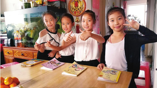 长春市东盛小学4位小同学每周组织一次家庭读书沙龙,既学习了知识,又收获了友谊。记者李娜摄