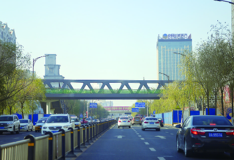 ◀北方市场人行天桥 张扬 摄