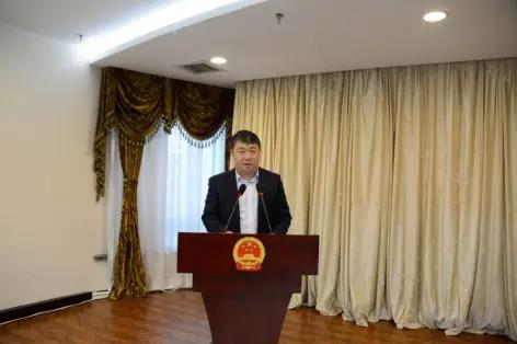 新当选的白山市互联网业联合会会长、党委书记黄庆国表态发言