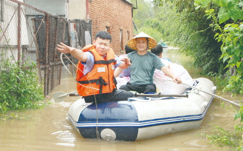 　　双阳区连续遭遇强降雨，多处河段出现险情。长春市公安局双阳区分局全体民警把雨声当警报，把汛情当命令，逆水而上，筑起一道牢不可破的防洪大堤。17日12时，接到双阳区东门外附近有群众受困的警情后，民警紧急赶到现场，用冲锋舟将群众运送到安全地带。 孙建一 摄