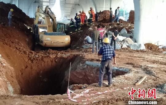 图为事故发生现场,消防员正在进行救援。 钟欣 摄
