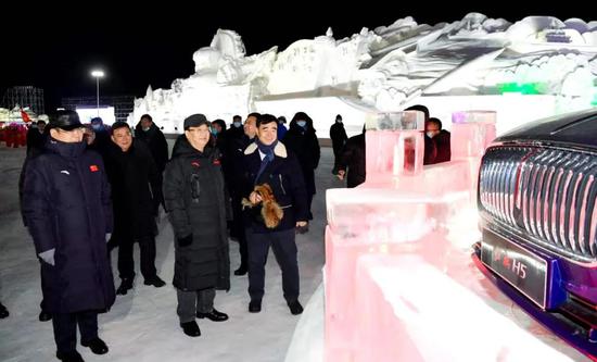 12月18日,吉林省委书记景俊海到长春冰雪新天地调研,实地察看“红旗汽车”等九大主题区域建设情况。