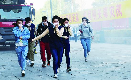 万达广场员工紧急疏散,撤离到安全地带。 孙建一 摄