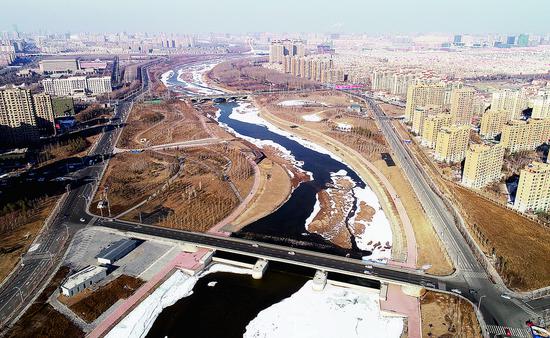 南溪湿地公园内纵横交错的路网和多座桥梁,为市民出行提供了便捷畅通的新选择。 张扬 摄