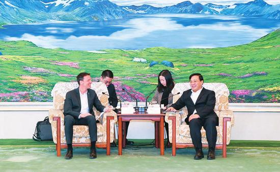 3月24日,吉林省委副书记、省长韩俊在长春会见了奥迪中国总裁安世豪一行。吉林日报 记者 宋锴 摄