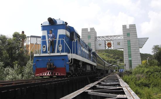 7月19日，吉林图们口岸，赴朝旅游专列通过铁路桥国门驶往朝鲜南阳市等待游客乘车。