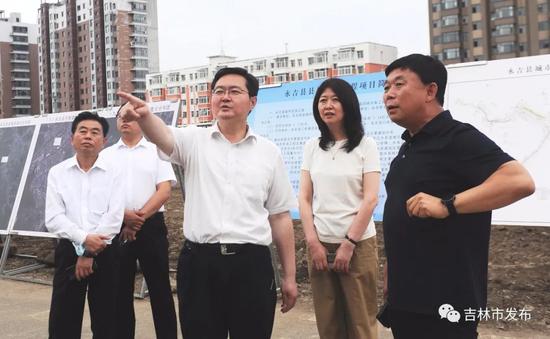 吉林市市长王路(中)在永吉县城防开山段,检查永吉县城防工程情况。