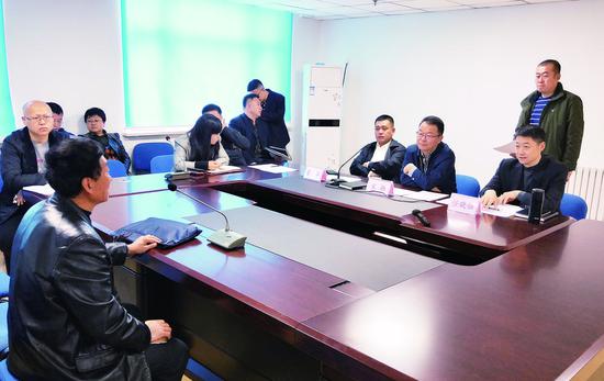 市公用局“局长接待日”现场。 石天蛟 摄