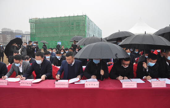 全市重点招商引资项目集中签约仪式在春雨中进行。