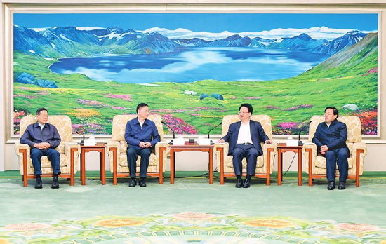 5月31日,吉林省委书记、省人大常委会主任景俊海,吉林省委副书记、省长韩俊一起在长春会见全国人大常委会副委员长郝明金一行。 本报记者 邹乃硕 摄