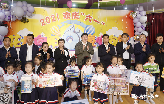 在吉林市妇联托幼中心,吉林市委书记贺志亮(中)等市领导与孩子们共庆节日