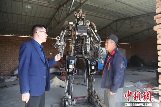 图为王平(左)和陈和平进行交流。 张林虎 摄
