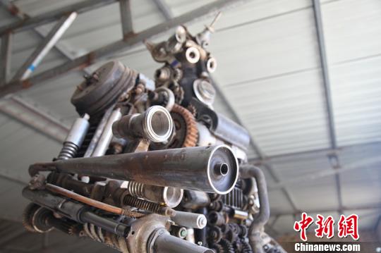 图为王平制作的巨型机器人。 张林虎 摄