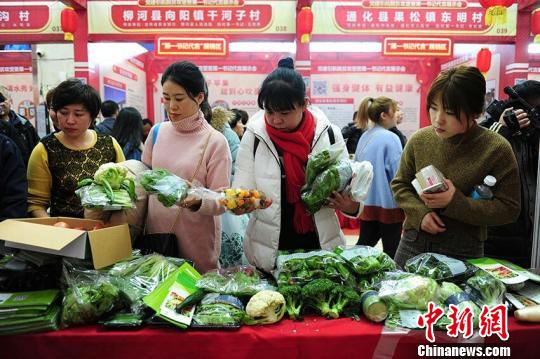 前来购买农产品的市民。　刘栋 摄