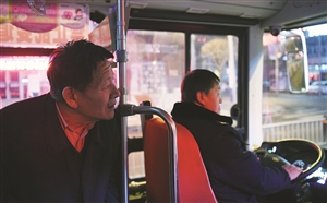 常年坐洛师傅夜车的乘客和洛师傅聊着家常。