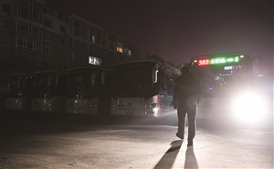 附近住宅和其他车辆的灯几乎都熄灭了,只有洛师傅的车灯明亮地照着前方的路。
