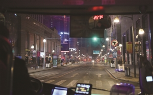 车辆行驶到重庆路时,自动报站器发出声音:前方行驶繁华路段,请站稳扶好。