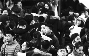 众多学生在招聘会现场寻找适合自己的工作。 孙建一 摄