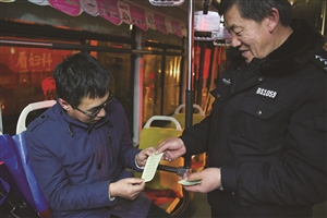 看到乘客里有新面孔,洛师傅就会发给他362通宵车的运行时间表。