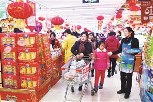节日期间市民在商场购物。 张扬 摄