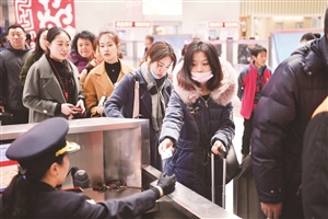 12日,长春站旅客排队验票进站。 张扬 摄