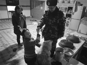 金毛犬失而复得,狗主人高兴不已。 李子涵 摄