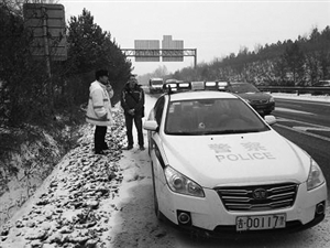 交警发现一名外国人在高速公路上行走。 海涛 摄