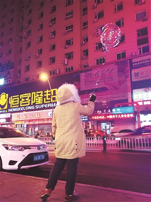 年轻人在街头购买网红气球。康重华 摄