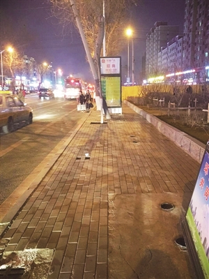 柳影路公交站点只剩下站牌。海涛 摄