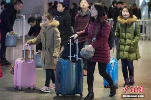 资料图:旅客从南京火车站出站。 中新社记者 泱波 摄