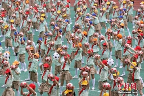 资料图:南京小学生们体验趣味足球运动。中新社记者 泱波 摄