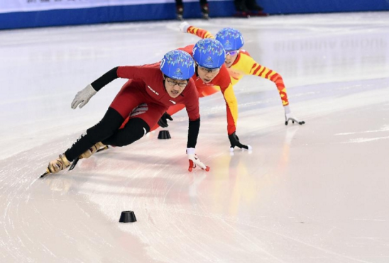 17岁小将李靳宇(左一)为中国短道速滑队拿到平昌冬奥会首枚奖牌