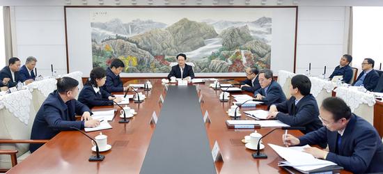 2月23日,省委副书记、省长景俊海主持召开省政府2018年第3次常务会议。邹乃硕 摄