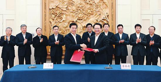 2月25日,吉林省政府与商务部在北京签署部省合作协议。省委书记巴音朝鲁,省委副书记、省长景俊海与商务部党组书记、部长钟山,商务部国际贸易谈判代表、副部长傅自应举行会谈并出席签约仪式。 本报记者 宋锴 摄