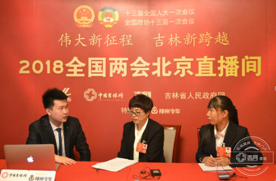 在直播间现场，李彩云、徐艳茹代表和网友们一起分享在基层工作中的感人故事。